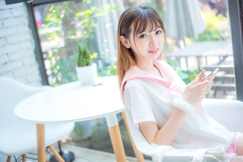 给自己时间，不要焦急，一步一步来，一日一日过，请相信生命的韧性是惊人的，跟自己向上的心去合作，不要放弃对自己的爱护。——三毛《亲爱的三毛》